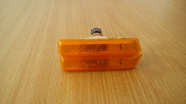 ไฟเลี้ยวแก้มสีส้ม BMW ไม่ทราบรุ่นครับ