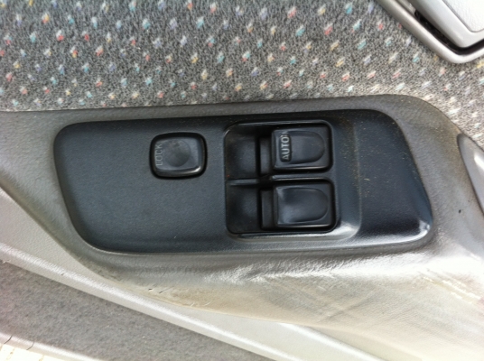 ประตูไฟฟ้า isuzu mu 2ประตู japan สภาพสวย 1คู่ ใส่ มังกร tfr ดราก้อน คามีโอ 9000 บาท