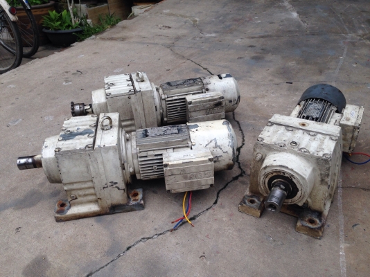 ( เหลือ 1ตัวครับ )ขายมอเตอร์เกียร์ Sew Eurodrive 1HP. 380V มีระบบเบรคในตัว อัตราทด 1:60 เพลาออกประมาณ 23 รอบต่อนาที สภาพสวยเดิมๆ วิ่งนิ่มมาก พร้อมใช้งาน มี 2ตัวครับ