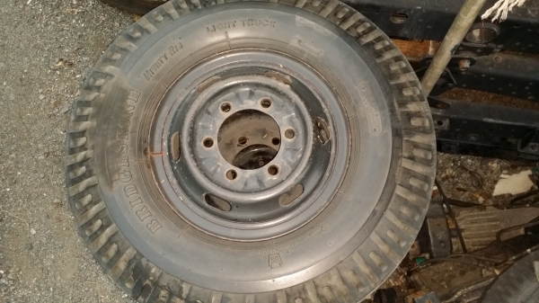 ขายยางบริสโตน750x15x12PRพร้อมยางในยางรองไม่รวมกะทะล้อ เส้นละ1200-