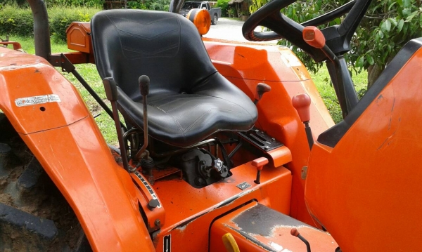 ขออนุญาติขาย KUBOTA L2808  สองเพลา พร้อมใช้งานพร้อมโอนได้ผานดันและผาน3 ราคา 185000 สนใจติดต่อ0853224877-0988930465