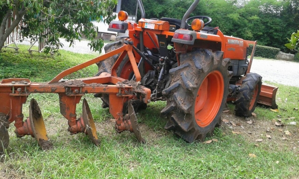 ขออนุญาติขาย KUBOTA L2808  สองเพลา พร้อมใช้งานพร้อมโอนได้ผานดันและผาน3 ราคา 185000 สนใจติดต่อ0853224877-0988930465