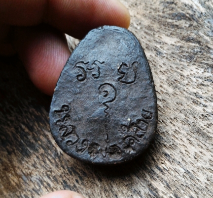 พ่อท่านคล้าย วาจาสิทธิ์ เนื้อว่าน หลังจานด้วยมือที่ละองค์มีคราบตามยุคพระหิ้ง พระแท้ ผ่านการใช้แขวนสบายใจ