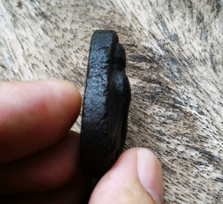 พ่อท่านคล้าย วาจาสิทธิ์ เนื้อว่าน หลังจานด้วยมือที่ละองค์มีคราบตามยุคพระหิ้ง พระแท้ ผ่านการใช้แขวนสบายใจ