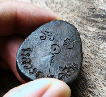 พ่อท่านคล้าย วาจาสิทธิ์ เนื้อว่าน หลังจานด้วยมือที่ละองค์มีคราบตามยุคพระหิ้ง พระแท้ ผ่านการใช้แขวนสบายใจ