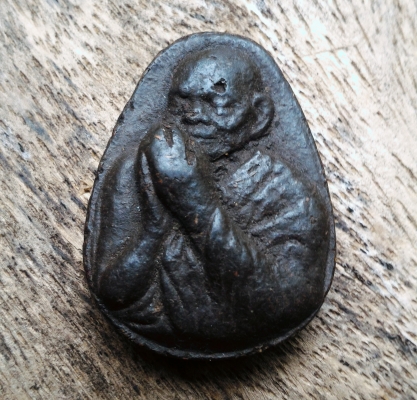 พ่อท่านคล้าย วาจาสิทธิ์ เนื้อว่าน หลังจานด้วยมือที่ละองค์มีคราบตามยุคพระหิ้ง พระแท้ ผ่านการใช้แขวนสบายใจ