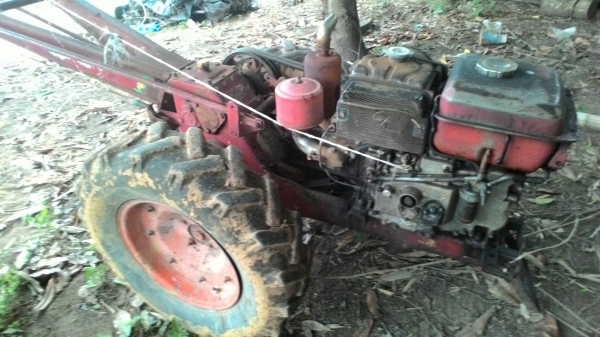 รถไถ เดินตาม  9.5  หางจักเพรช   แรงพร้อมใช้  พร้อมลาก +  ล้อเหล็ก + ผาน +คราด ราคา 20000 ลุยงานสบาย    คุณ สิทธิ์ คับ  0986683479 0991751349 ขายด่วน