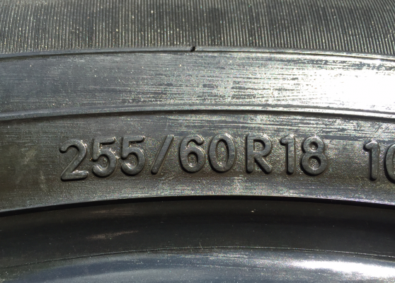 ยาง Toyo 255 60 18 กลางปี14 ดอกเยอะ ไม่มีปะ ราคาไม่แพง