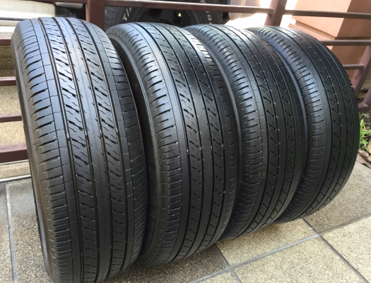 ยาง Dunlop 215 65 16 กลางปี15 ดอกเยอะ ไม่มีปะ ราคาไม่แพง