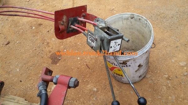 ขายแล้วขอบคุณพี่สรวุฒิ โพธารามครับ ชุดตักหน้ารถไถฟอร์ด &ldquo; ยี่ห้อQUICKE 4560 ของสวีเดน ตรงรุ่นFORD5000-7610