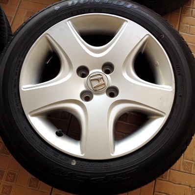 ใส่โตโยต้าได้ ยางDunlop และ Brigstone ปี 10 11 12 ผสมกัน 175 60 15 175 65 15 ยางละคู่ตจวส่งได้ครับ