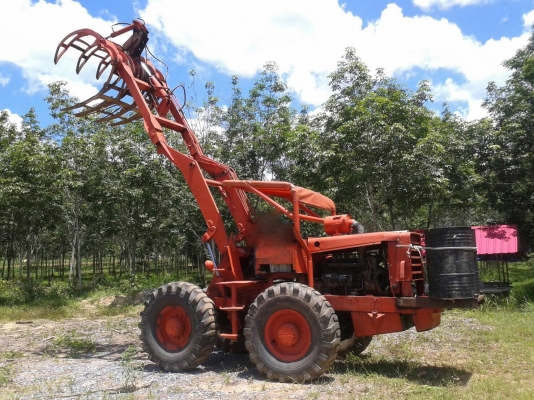 รถ 4 ล้อ คีบไม้.  / พร้อมใช้งาน.    สนใจติดต่อ  081 - 6079515