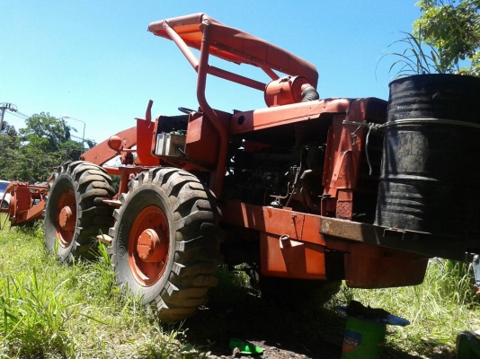 รถ 4 ล้อ คีบไม้.  / พร้อมใช้งาน.    สนใจติดต่อ  081 - 6079515