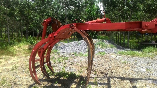 รถ 4 ล้อ คีบไม้.  / พร้อมใช้งาน.    สนใจติดต่อ  081 - 6079515