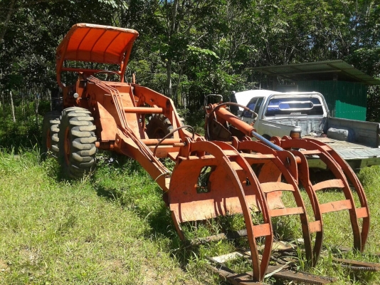 รถ 4 ล้อ คีบไม้.  / พร้อมใช้งาน.    สนใจติดต่อ  081 - 6079515