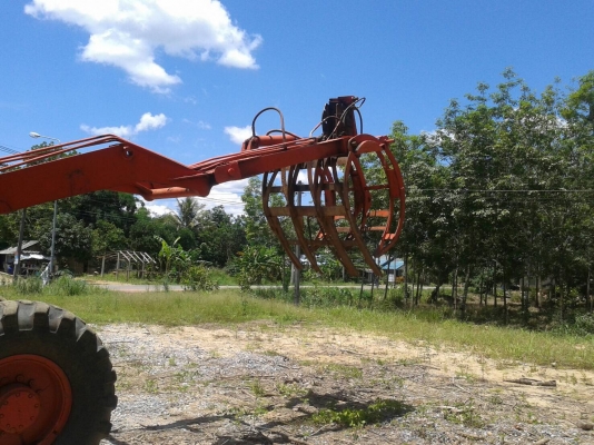 รถ 4 ล้อ คีบไม้.  / พร้อมใช้งาน.    สนใจติดต่อ  081 - 6079515