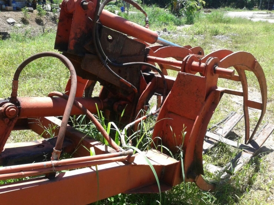 รถ 4 ล้อ คีบไม้.  / พร้อมใช้งาน.    สนใจติดต่อ  081 - 6079515