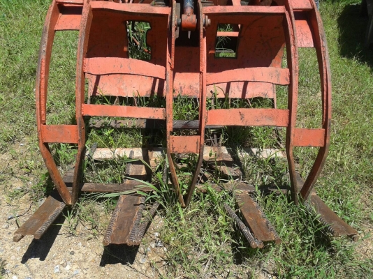 รถ 4 ล้อ คีบไม้.  / พร้อมใช้งาน.    สนใจติดต่อ  081 - 6079515