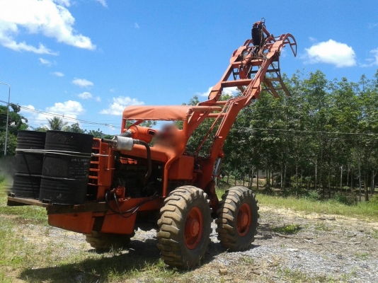 รถ 4 ล้อ คีบไม้.  / พร้อมใช้งาน.    สนใจติดต่อ  081 - 6079515