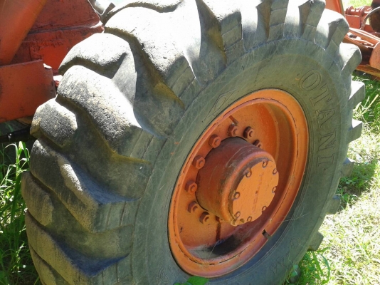 รถ 4 ล้อ คีบไม้.  / พร้อมใช้งาน.    สนใจติดต่อ  081 - 6079515