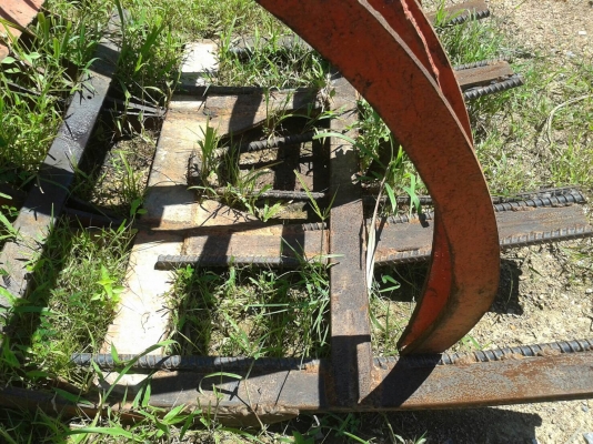 รถ 4 ล้อ คีบไม้.  / พร้อมใช้งาน.    สนใจติดต่อ  081 - 6079515