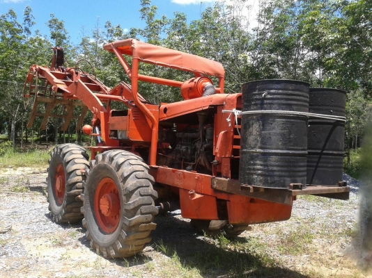 รถ 4 ล้อ คีบไม้.  / พร้อมใช้งาน.    สนใจติดต่อ  081 - 6079515