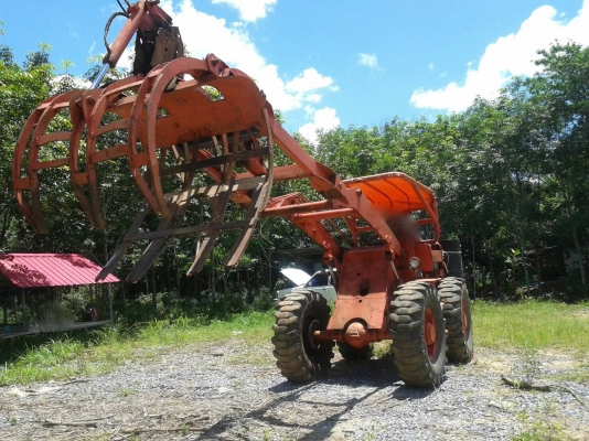 รถ 4 ล้อ คีบไม้.  / พร้อมใช้งาน.    สนใจติดต่อ  081 - 6079515