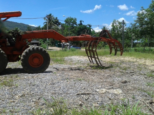 รถ 4 ล้อ คีบไม้.  / พร้อมใช้งาน.    สนใจติดต่อ  081 - 6079515