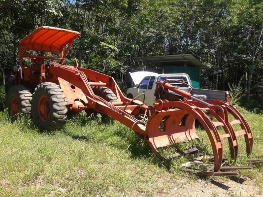 รถ 4 ล้อ คีบไม้.  / พร้อมใช้งาน.    สนใจติดต่อ  081 - 6079515