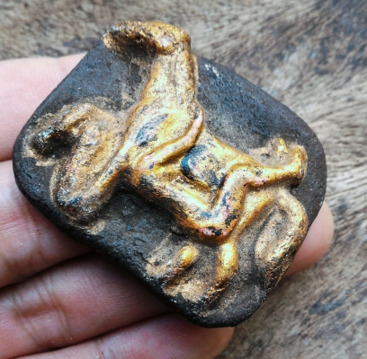 ครูบาวัง เครื่องรางมหาสเน่ห์ ม้าเสพนาง เนื้อว่านปิดทองแท้ จานยันต์หลัง