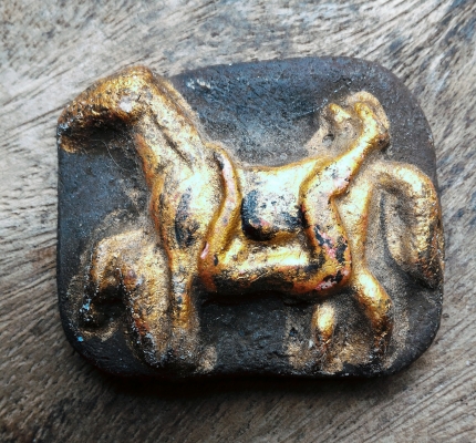 ครูบาวัง เครื่องรางมหาสเน่ห์ ม้าเสพนาง เนื้อว่านปิดทองแท้ จานยันต์หลัง