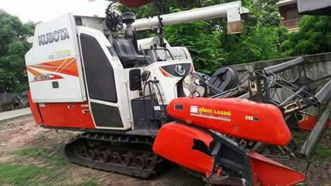 ขายรถเกี่ยวข้าวคูโบต้า DC70G อุ้ม ทำงานน้อย1,395 ชม.ช่วงล่างเดิมสวย เอกสารเล่มทะเบียนครบ พร้อมใช้งาน