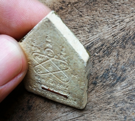 ขุนแผนซ้อนแผน หลวงพ่อสาคร วัดหนองกรับ ศิษย์เอกหลวงปู่ทิม เนื้อผงทาทอง หลังยันต์ฝังตะกรุดและเส้นเกสา