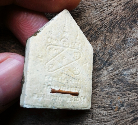 ขุนแผนซ้อนแผน หลวงพ่อสาคร วัดหนองกรับ ศิษย์เอกหลวงปู่ทิม เนื้อผงทาทอง หลังยันต์ฝังตะกรุดและเส้นเกสา