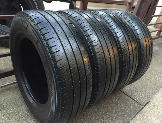 ยาง Michelin 205 70 15 ปลายปี15 ดอกเต็ม ไม่มีปะ ราคาไม่แพง