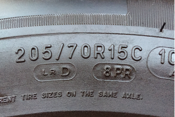 ยาง Michelin 205 70 15 ปลายปี15 ดอกเต็ม ไม่มีปะ ราคาไม่แพง