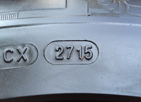 ยาง Michelin 205 70 15 ปลายปี15 ดอกเต็ม ไม่มีปะ ราคาไม่แพง