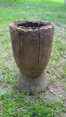 ครกไม้โบราณขนาดใหญ่ แกะด้วยมือ สภาพสวยใช้ประดับตกแต่งสวนหรือร้านค้า บ้านเรือน น่าสะสม