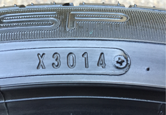 ยาง Dunlop 215 45 18 ปลายปี14 ดอกเต็ม ไม่มีปะ ราคาไม่แพง