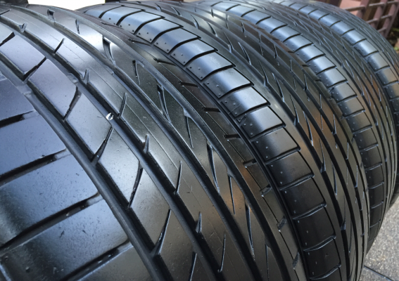 ยาง Dunlop 215 45 18 ปลายปี14 ดอกเต็ม ไม่มีปะ ราคาไม่แพง