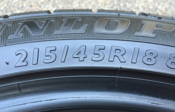 ยาง Dunlop 215 45 18 ปลายปี14 ดอกเต็ม ไม่มีปะ ราคาไม่แพง