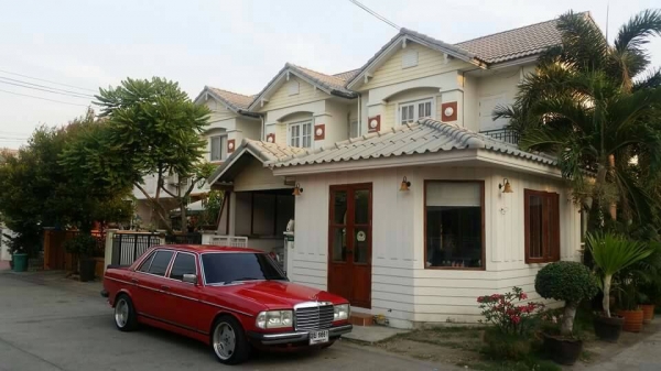Benz W123 สีแดงเพลิง ชุดแต่ง amg เครื่องยนต์ 1Jz-ge ติดแก็ส Lpg ราคาไม่แพง