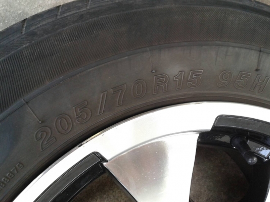 ขอบ15นิ้ว6รู พร้อมยาง สวยๆ 4 ล้อ ราคา 6500 บาท ขอบ15นิ้ว6รู พร้อมยาง สวยๆ 4 ล้อ ราคา 6500 บาท