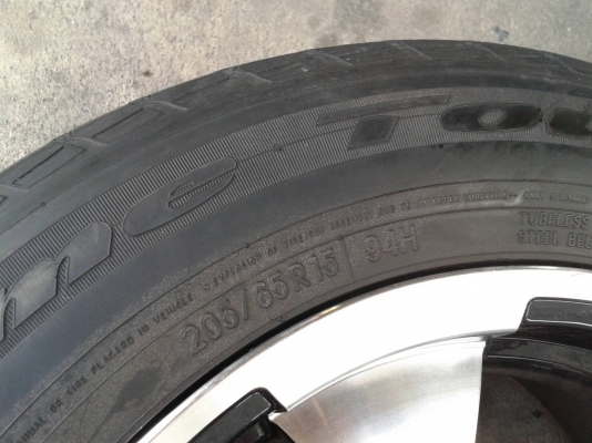 ขอบ15นิ้ว6รู พร้อมยาง สวยๆ 4 ล้อ ราคา 6500 บาท ขอบ15นิ้ว6รู พร้อมยาง สวยๆ 4 ล้อ ราคา 6500 บาท