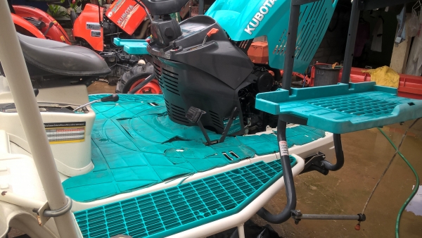 ขายรถปลูกข้าวนั่งขับ 6 แถว ดีเชล ปี 58 ทำงานแค่ 200 ชั่วโมง