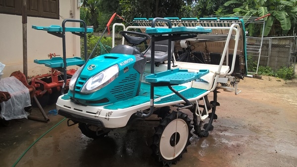 ขายรถปลูกข้าวนั่งขับ 6 แถว ดีเชล ปี 58 ทำงานแค่ 200 ชั่วโมง