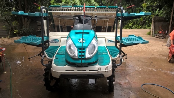 ขายรถปลูกข้าวนั่งขับ 6 แถว ดีเชล ปี 58 ทำงานแค่ 200 ชั่วโมง