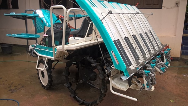 ขายรถปลูกข้าวนั่งขับ 6 แถว ดีเชล ปี 58 ทำงานแค่ 200 ชั่วโมง