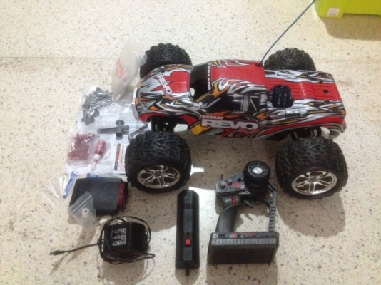 รถบังคับน้ำมัน TRAXXAS REVO 3.3 สภาพ 90 ของได้ทั้งหมดตามรูปไม่ได้เล่นเเล้ว