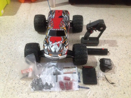 รถบังคับน้ำมัน TRAXXAS REVO 3.3 สภาพ 90 ของได้ทั้งหมดตามรูปไม่ได้เล่นเเล้ว